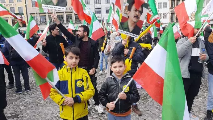 تظاهرات ایرانیان آزاده مقابل اجلاس امنیتی مونیخ با شعار «سپاهی‌ها ساواکی‌ها دیگه تمومه ماجرا» - ۲۸بهمن 