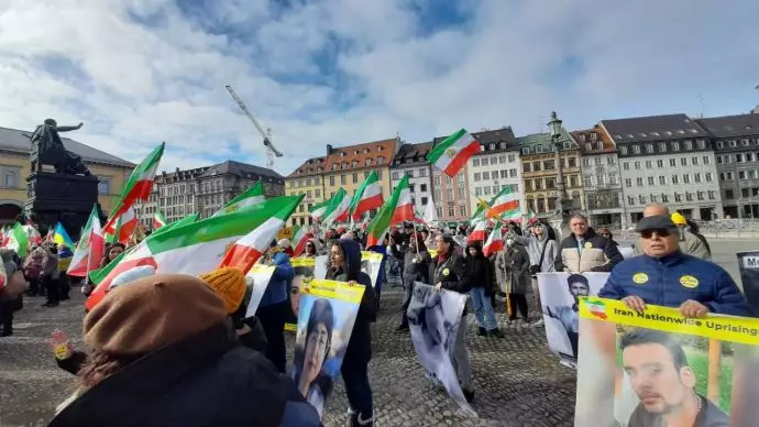 تظاهرات ایرانیان آزاده مقابل اجلاس امنیتی مونیخ با شعار «سپاهی‌ها ساواکی‌ها دیگه تمومه ماجرا» - ۲۸بهمن 