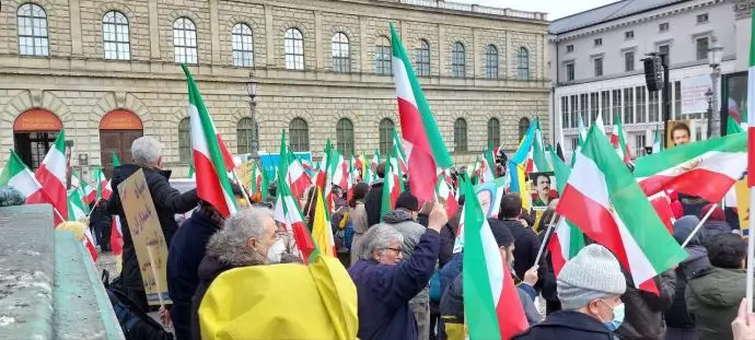 تظاهرات ایرانیان آزاده مقابل اجلاس امنیتی مونیخ با شعار «سپاهی‌ها ساواکی‌ها دیگه تمومه ماجرا» - ۲۸بهمن 