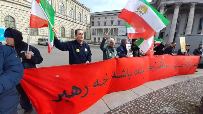 تظاهرات ایرانیان آزاده مقابل اجلاس امنیتی مونیخ با شعار «سپاهی‌ها ساواکی‌ها دیگه تمومه ماجرا» - ۲۸بهمن 