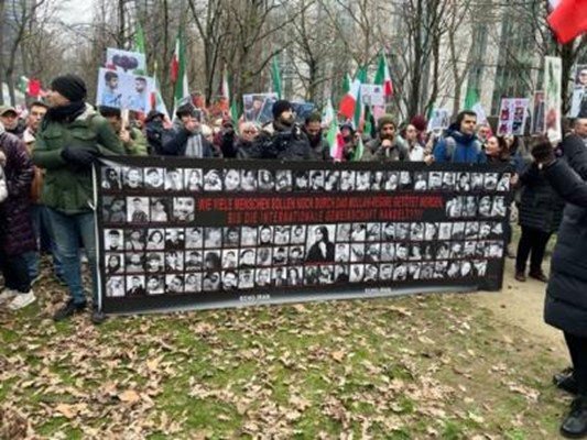چماقداران سلطنت طلب یک تظاهر کننده را در بروکسل راهی بیمارستان کردند! - بهرام رحمانی