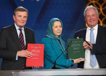 اهداء بیانیه ۲۵۰تن از نمایندگان مجلسین عوام و اعیان انگلستان به خانم مریم رجوی توسط دیوید جونز و باب بلکمن