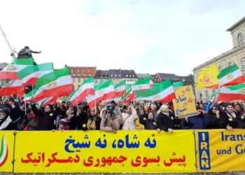 تظاهرات ایرانیان آزاده مقابل اجلاس مونیخ با شعار سپاهی‌ها ساواکی‌ها دیگه تمومه ماجرا