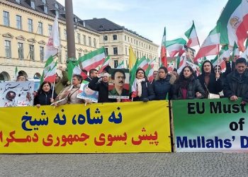 دومین روز آکسیون ایرانیان آزاده در مونیخ با شعار نه شاه نه شیخ، پیش به‌سوی جمهوری دموکراتیک