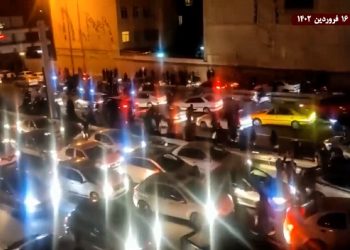 تظاهرات جوانان در گرامیداشت شهید قیام حمیدرضا روحی و پیام خانم مریم رجوی 