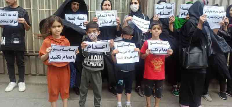 تجمع خانواده‌های زندانیان محکوم به اعدام در مقابل ساختمان قضاییه جلادان در تهران ۲۵ اردیبهشت «بابامو اعدام نکنید»، «نه به اعدام»
