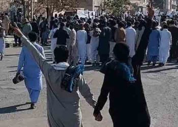 تظاهرات گسترده مردم زاهدان با شعار می‌کشم می‌کشم آنکه برادرم کشت