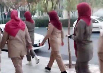 صحنه‌ سازی رژیم از حضور زنان مجاهد خلق در تهران با یونیفرم مشابه ارتش آزادیبخش