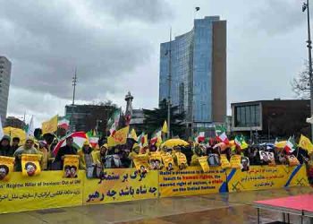 اعتراض هموطنان آزاده به حضور وزیر خارجه رژیم در مقابل فروم مرکز پناهندگان