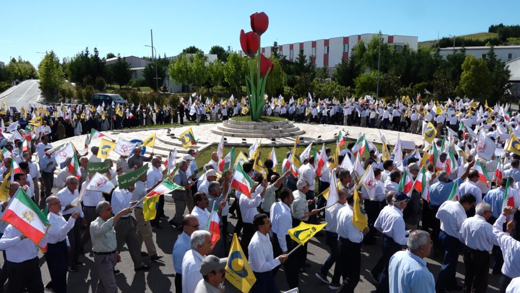 تجمع و اعتراض مجاهدین سرموضع در اشرف۳ - محکوم کردن زد و بند و معامله کثیف آزاد کردن دژخیم قتل‌عام