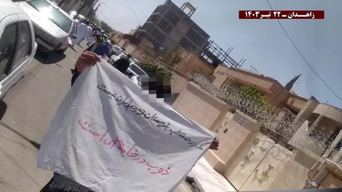 فعالیتهای کانونهای شورشی در زاهدان با شعار خامنه‌ای در این انتخابات به سرنگونی نزدیکتر شد ۲۲ تیرماه ۱۴۰۳
