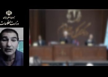 منصور نظری پادوی حقیر گشتاپوی آخوندی در آرزوی دست‌بوسی آخوندک قاضی
