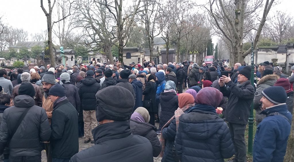 بزرگداشت نویسنده نامدار معاصر دکتر غلامحسین ساعدی توسط هموطنان بر سر مزارش در پرلاشز- پاریس ۹ دی۱۴۰۳