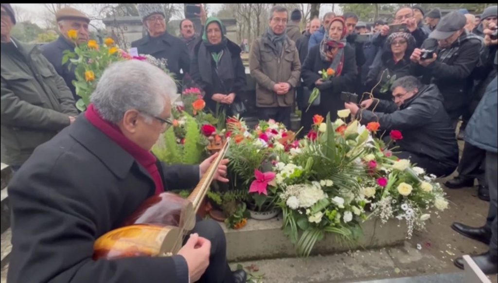 بزرگداشت نویسنده نامدار معاصر دکتر غلامحسین ساعدی توسط هموطنان بر سر مزارش در پرلاشز- پاریس ۹ دی۱۴۰۳