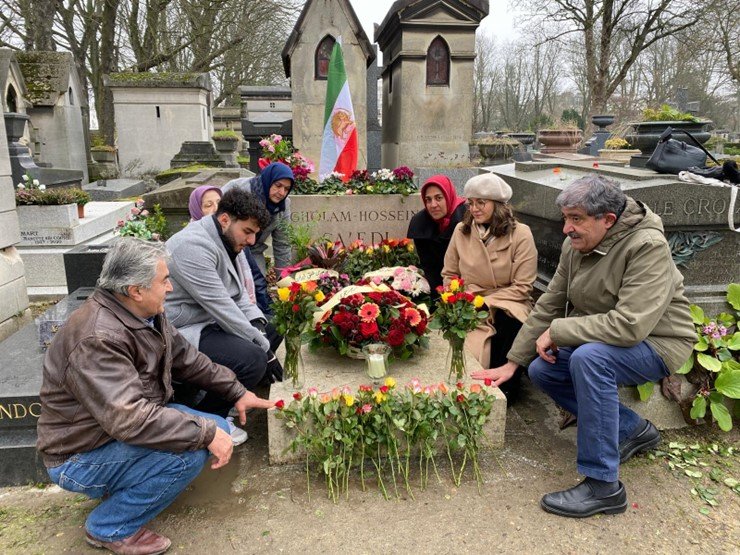 بزرگداشت دکتر غلامحسین ساعدی بر سر مزارش - پاریس - پرلاشز شنبه ۸ دی ۱۴۰۳