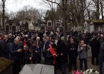 بزرگداشت نویسنده نامدار معاصر دکتر غلامحسین ساعدی توسط هموطنان بر سر مزارش در پرلاشز- پاریس ۹ دی۱۴۰۳