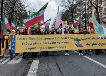 تظاهرات بزرگ ایرانیان در سالگرد انقلاب ضد سلطنتی مردم ایران