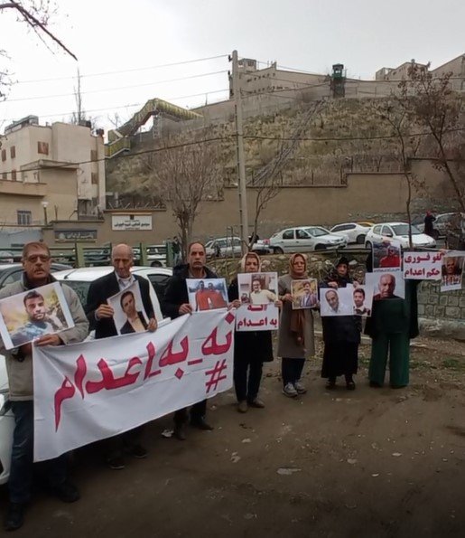 تجمع خانواده‌ های مجاهدین محکوم به اعدام مقابل زندان اوین همزمان با پنجاه و نهمین کارزار سه‌شنبه‌های نه به اعدام