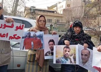 تجمع خانواده‌ های مجاهدین محکوم به اعدام در مقابل زندان اوین همزمان با کارزار سه‌شنبه‌های نه به اعدام
