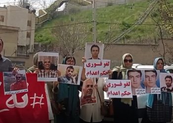 تجمع خانواده های زندانیان سیاسی محکوم به اعدام مقابل زندان اوین