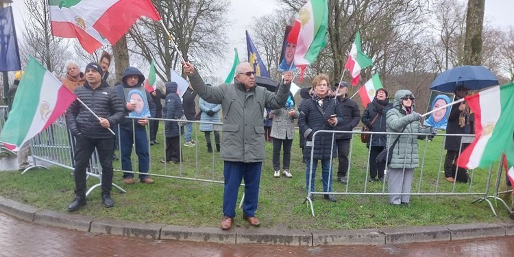 تظاهرات ایرانیان آزاده همزمان با اعلام دولت موقت توسط شورای ملی مقاومت ایران