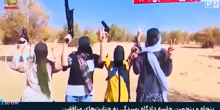 وحشت از مجاهدین در بیدادگاه قضائیه جلادان؛ پخش تحمیلی فیلمها برای توجیه اعدام مجاهدین